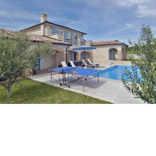 Villa Luan in Medulin with sea view and private pool only 300 meters from the beach