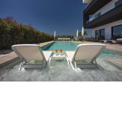 Villa mit beheiztem Pool, Meerblick, Billard, Bäder en suite