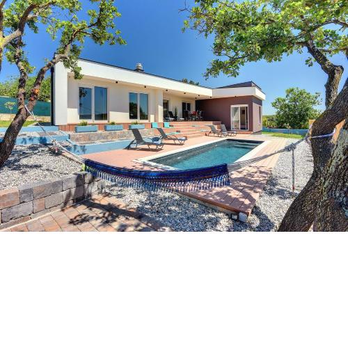 Villa mit privatem Pool nur wenige Minuten von den Stränden