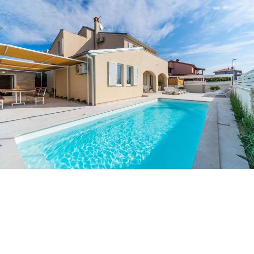 Villa mit Salzwasserpool, Billard, Tischtennis und in Strandnähe