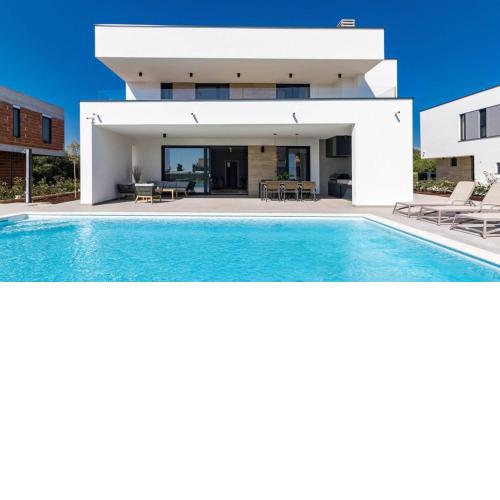 Villa Moon near the sea - heated pool, outdoor gym