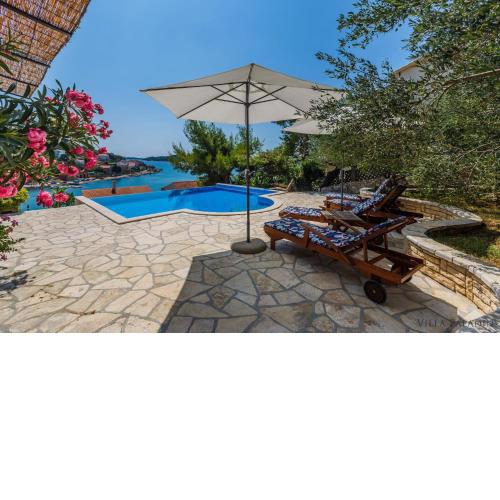 Villa Paladin - Spacious Villa with Pool near Garden Resort - 7 Min walk