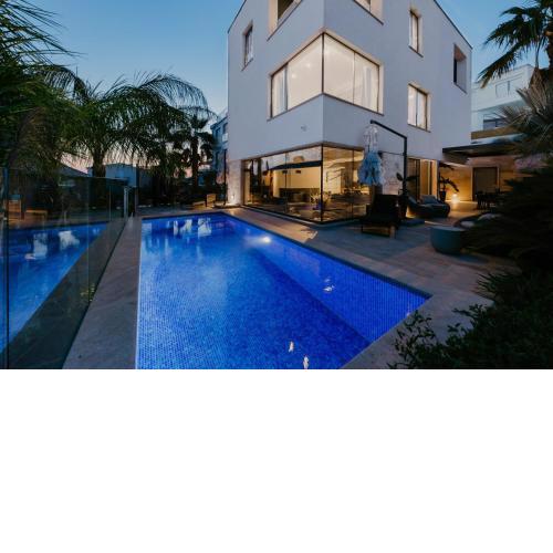 Villa Palm House in Okrug Gornji, heated private pool, sauna, jacuzzi