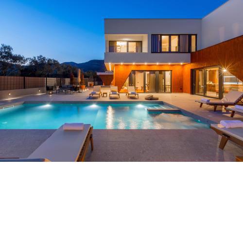 Villa SEVEN HEARTS with heated pool and private basketball playground near Split