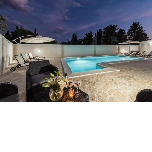 Villa Star 2 luxury apartment with a pool