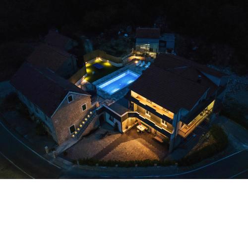 Villa with a large private pool, parking, BBQ...