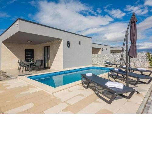 Villas Resort in Vir with pool