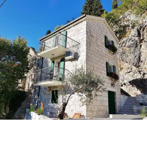 Vintage stone house ELDO in Podaspilje, Omiš