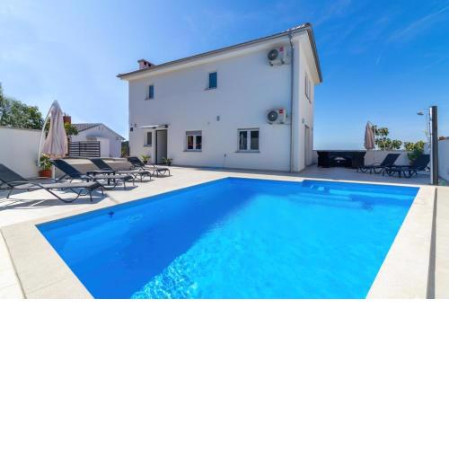 Wonderful villa with heated pool near Novi Vinodolski