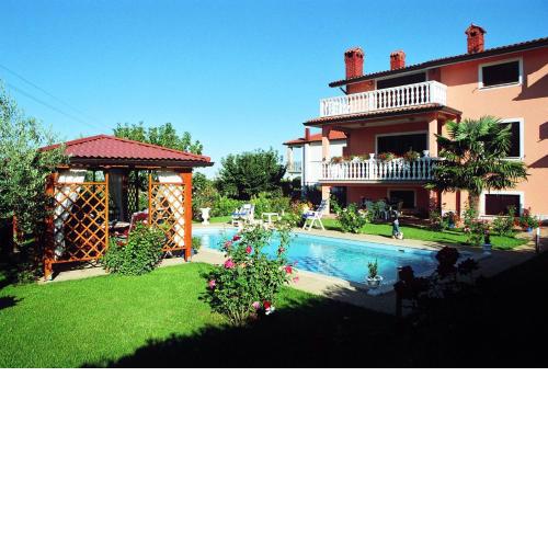 3 bedrooms villa with private pool enclosed garden and wifi at Umag 1 km away from the beach