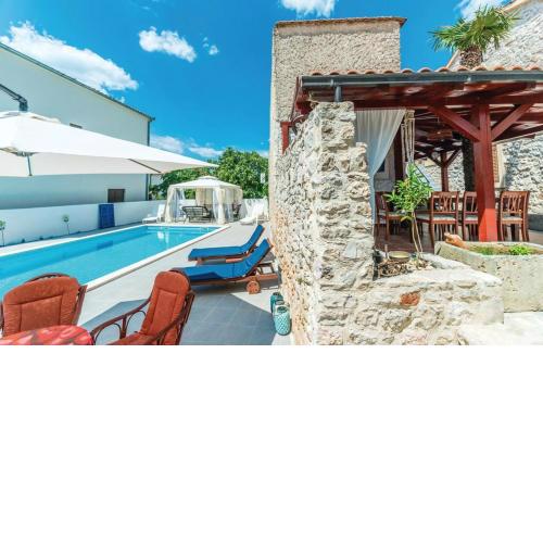 4 bedrooms villa with private pool enclosed garden and wifi at Jezera