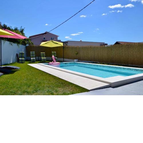 4 separate apartmens private pool 20people max