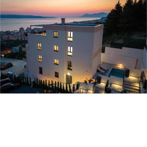 Amazing Home In Makarska With Outdoor Swimming Pool, Jacuzzi And 7 Bedrooms