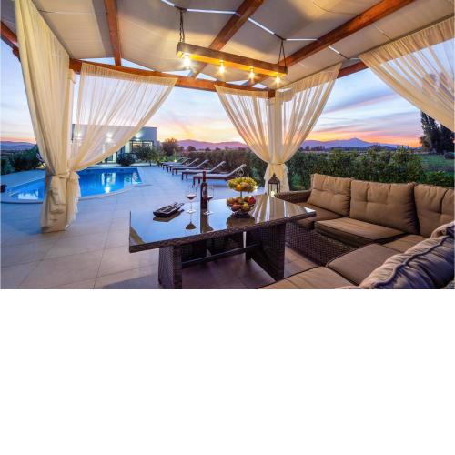 Amazing home in Otok Dalmatinski with 7 Bedrooms, WiFi and Outdoor swimming pool