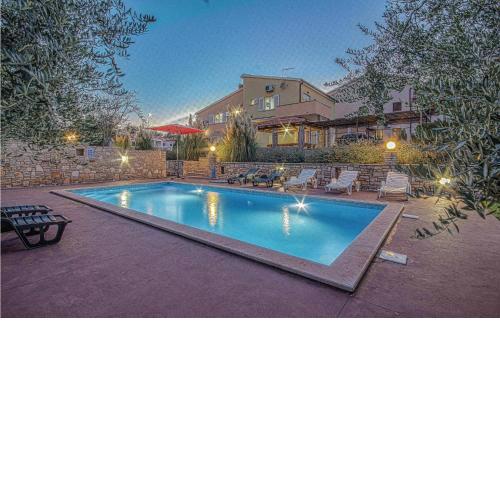 Amazing home in Pavicini with WiFi and 6 Bedrooms