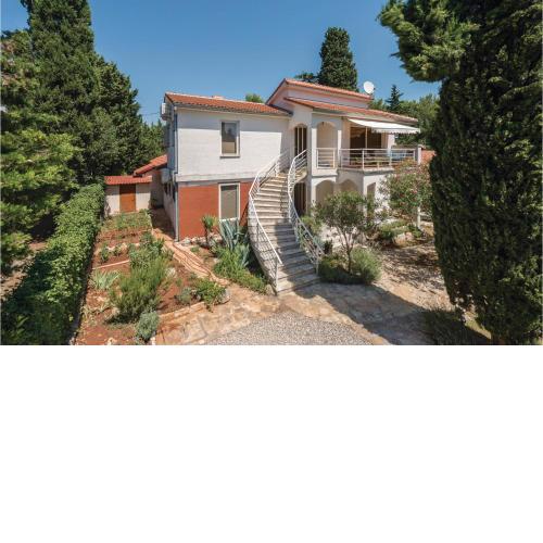 Amazing home in Premantura with WiFi and 2 Bedrooms