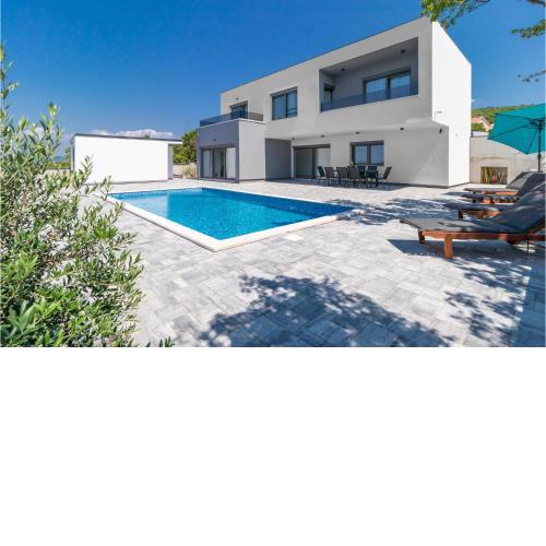 Amazing Home In Smrika With 3 Bedrooms, Outdoor Swimming Pool And Heated Swimming Pool