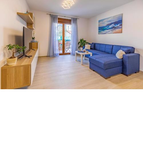 Apartment Blue, New, Family friendly, Comfortable, free parking and WiFi