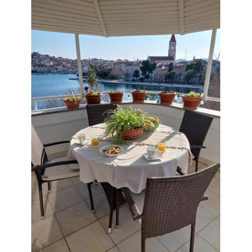 Apartment Duje Trogir-centre-free parking-sea view