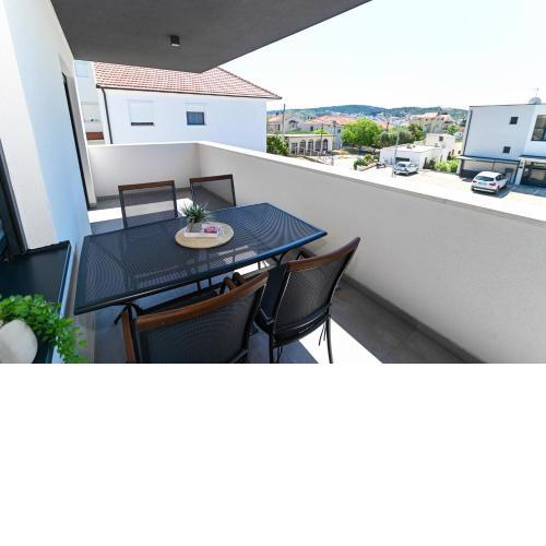 Apartment Laura with free parking +balcony