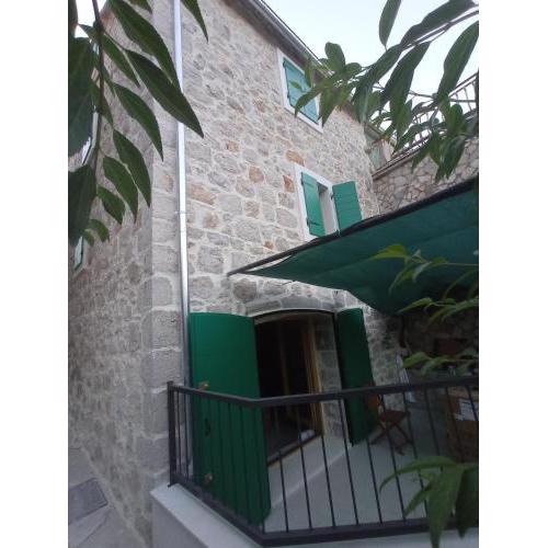Apartments Kyra & Fox, old stone house in Pitve, Hvar