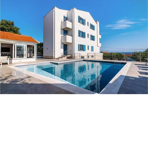 Beautiful Apartment In Lukoran With Jacuzzi, Wifi And Outdoor Swimming Pool