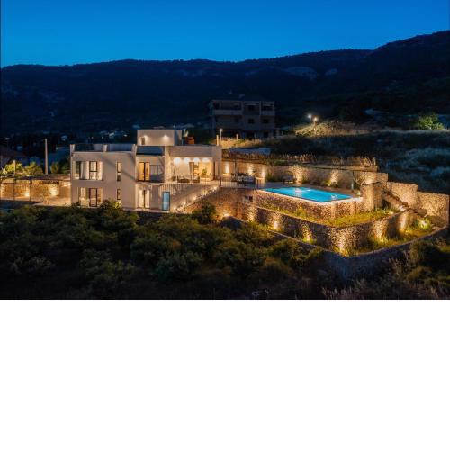 Luxury Villa Envivo Komiža with pool and professional gym