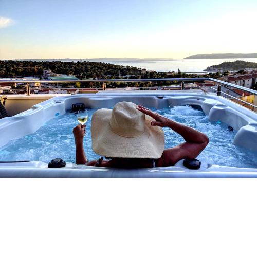 New penthouse 125m2 / jacuzzi / beautiful sea, city and island view
