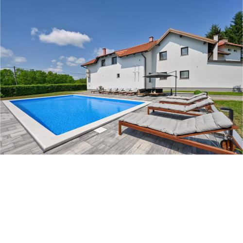 Stunning home in Desni Stefanki with Outdoor swimming pool, WiFi and 5 Bedrooms