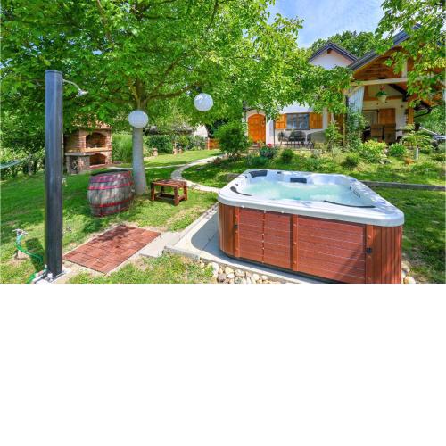 Stunning home in Jalzabet with Jacuzzi and 2 Bedrooms