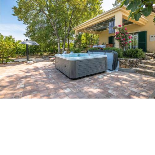 Stunning home in Ostrobradic with 2 Bedrooms, Jacuzzi and WiFi