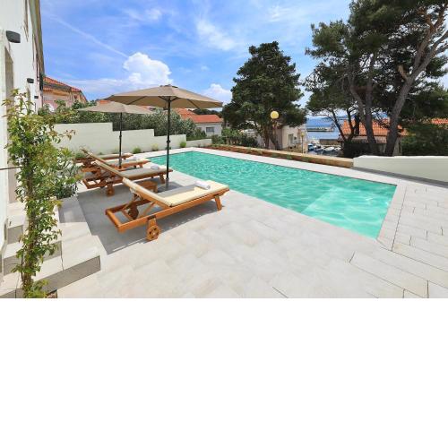 Villa Mira with a heated pool and a sea view